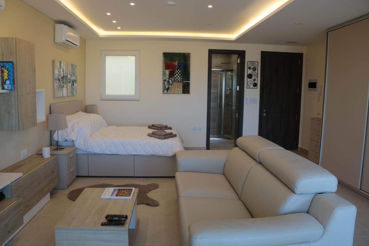 Wileg 4A Luxury Studio Apartment With Shared Swimming Pool. Qala Esterno foto